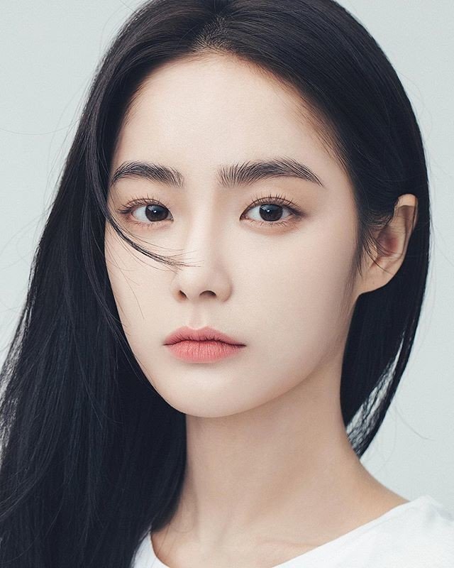 像是被譽為是韓國新一代的整形範本的模特兒洪秀珠，被喻為最理想的野生眉樣本。